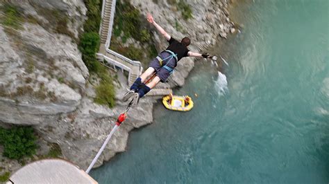 Naked Bungee Jumping in Queenstown, New Zealand。